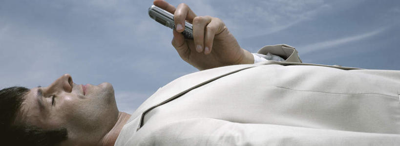 西方人,头发,一个人,商务人士,商务男性,躺,举,笑,打电话,微笑,横图,室外,白天,侧面,衬衫,旅游,度假,电话,手机,欧洲,欧洲人,仅一个男性,仅一个人,敲打,握,阴影,套装,光线,影子,云,云朵,拿,云彩,拿着,注视,娱乐,输入,通讯设备,仅一个年轻男性,一个,蓝色,黑色,白云,蓝天,天空,阳光,天,打字,观察,看,托,享受,休闲,放松,握着,单个,观看,点击,敲击,察看,关注,商务装,工薪阶层,卧着,交流,按键,男人,男性,年轻男性,白种人,白领,上班族,沟通,举起,举手,举着,躺着,通话,卧,向上举,向上伸,向上托,半身,彩图,衬衣