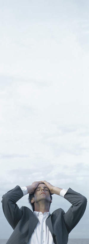 西方人,头发,一个人,商务人士,商务男性,站,举,闭眼,摸,竖图,室外,白天,正面,衬衫,旅游,度假,欧洲,欧洲人,仅一个男性,仅一个人,抚摸,阴影,套装,光线,影子,云,云朵,云彩,娱乐,仅一个年轻男性,蓝色,黑色,白云,蓝天,天空,阳光,天,托,站着,享受,休闲,放松,遮,遮掩,掩盖,遮挡,商务装,工薪阶层,遮盖,掩饰,男人,男性,年轻男性,白种人,白领,上班族,闭眼睛,闭着眼,闭着眼睛,触摸,接触,举起,举手,举着,抬头,向上举,向上伸,向上托,仰头,站立,半身,彩图,衬衣