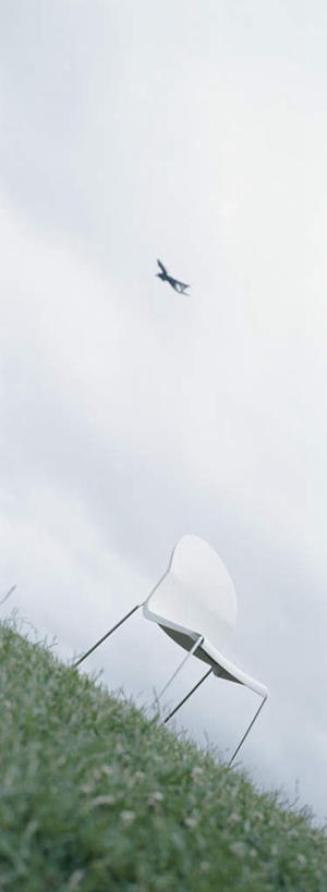 无人,竖图,室外,白天,正面,旅游,度假,草地,草坪,植物,飞机,椅子,飞翔,阴影,光线,影子,云,云朵,云彩,娱乐,航空,草,一个,蓝色,绿色,白云,蓝天,天空,阳光,交通工具,天,享受,休闲,放松,一架,单个,客机,彩图