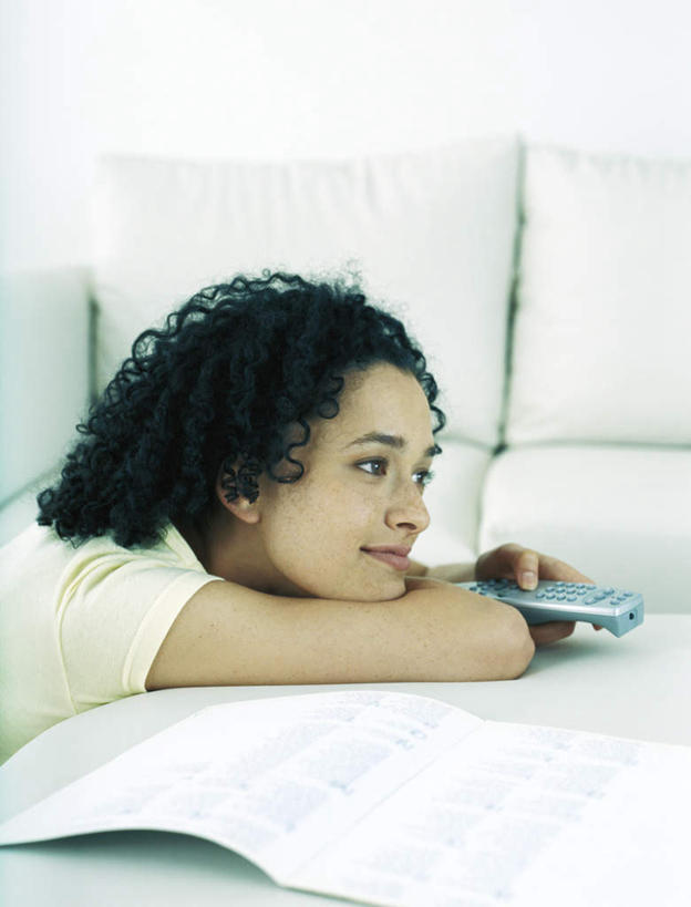 西方人,头发,一个人,客厅,笑,微笑,露齿笑,竖图,室内,白天,侧面,靠垫,沙发,桌子,书籍,欧洲,欧洲人,仅一个年轻女性,仅一个女性,仅一个人,一本,一排,撑,握,服装,整齐,办公桌,靠枕,拿,拿着,注视,休闲装,排列,一个,衣服,白色,黑色,垫子,遥控器,枕头,观察,看,趴着,休闲,休闲服,握着,服饰,单个,观看,察看,起居室,撑着,队列,关注,布艺沙发,按键,年轻女性,女人,女性,白种人,卷发,书,图书,趴,半身,彩图