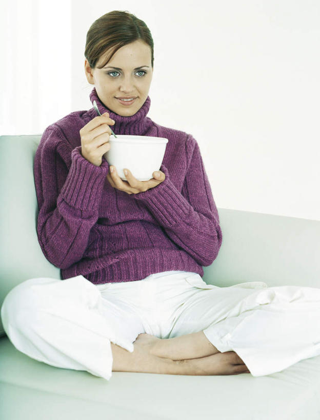 西方人,头发,一个人,客厅,坐,捧,笑,微笑,露齿笑,竖图,室内,白天,正面,毛衣,沙发,杯子,餐具,欧洲,欧洲人,仅一个年轻女性,仅一个女性,仅一个人,握,阴影,反射,碟子,盘,影子,拿,拿着,注视,一个,黄色,红色,白色,盘子,水杯,碟,观察,看,握着,单个,观看,察看,起居室,关注,布艺沙发,年轻女性,女人,女性,白种人,茶杯,端,端着,捧着,手捧,坐着,彩图,全身,绒衣,套衫,套头毛衣,线衣