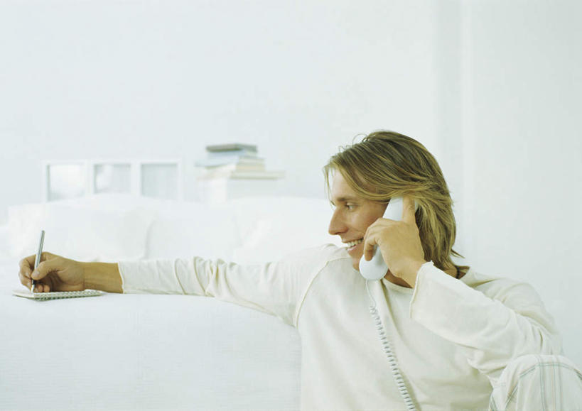 西方人,头发,一个人,坐,举,笑,打电话,微笑,露齿笑,横图,室内,白天,正面,床,卧室,电话,手机,欧洲,欧洲人,仅一个男性,仅一个人,一本,握,服装,笔,墙,办公用品,床单,记事本,拿,听,拿着,注视,休闲装,通讯设备,被子,墙壁,墙面,文具,仅一个年轻男性,一个,衣服,黄色,白色,本子,笔记本,铅笔,学习用品,观察,看,靠,靠着,托,倚靠,转头,休闲,休闲服,握着,服饰,单人床,单个,观看,文具用品,一支,察看,被单,倚着,关注,交流,男人,男性,年轻男性,白种人,沟通,举起,举手,举着,通话,向上举,向上伸,向上托,坐着,半身,彩图,睡房,卧房