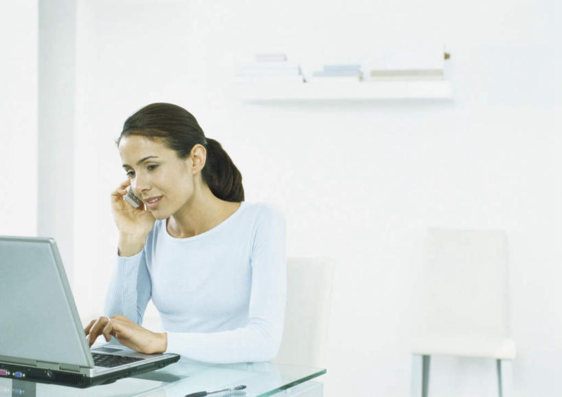 西方人,一个人,客厅,坐,笑,摸,打电话,微笑,露齿笑,横图,室内,白天,正面,电脑,笔记本电脑,餐桌,桌子,电话,手机,椅子,欧洲,欧洲人,仅一个年轻女性,仅一个女性,仅一个人,抚摸,敲打,握,阴影,服装,反射,网络,影子,木椅,墙,拿,听,拿着,注视,休闲装,输入,通讯设备,墙壁,墙面,两个,衣服,蓝色,打字,观察,看,休闲,休闲服,握着,服饰,餐台,观看,点击,一台,敲击,察看,无线,起居室,关注,通信设备,无线网络,无线上网,便携式电脑,交流,按键,手提电脑,年轻女性,女人,女性,白种人,触摸,沟通,接触,通话,坐着,半身,彩图