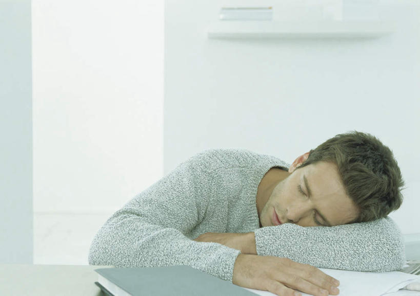 西方人,头发,一个人,客厅,闭眼,摸,睡,横图,室内,白天,正面,餐桌,桌子,欧洲,欧洲人,仅一个男性,仅一个人,许多,撑,抚摸,弯腰,阴影,服装,光线,材料,档案,文件,影子,墙,休闲装,墙壁,墙面,仅一个年轻男性,衣服,黄色,蓝色,阳光,资料,趴着,转头,休闲,休闲服,服饰,餐台,起居室,撑着,文档,弯身,男人,男性,年轻男性,白种人,闭眼睛,闭着眼,闭着眼睛,触摸,接触,困,困觉,趴,寝息,睡觉,半身,彩图