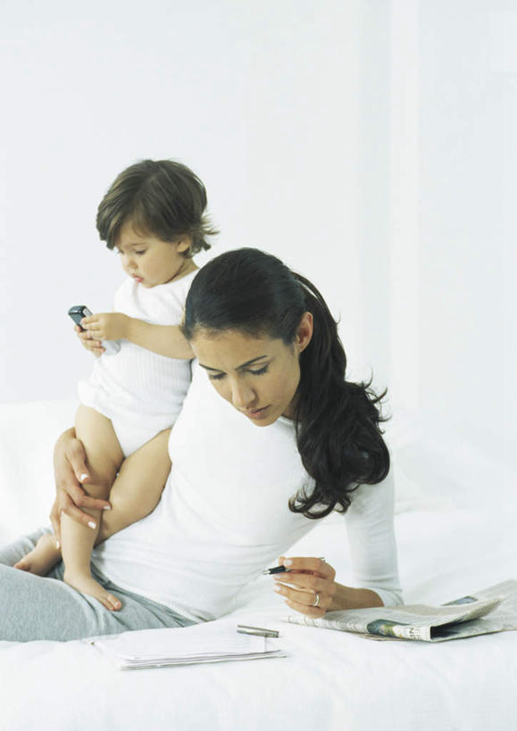 西方人,儿童,头发,两个人,家庭,母亲,女儿,躺,抱,笑,摸,打电话,微笑,露齿笑,竖图,室内,白天,正面,纯洁,床,卧室,电话,手机,欧洲,欧洲人,抚摸,敲打,握,服装,笔,材料,档案,文件,墙,办公用品,床单,拿,拿着,注视,休闲装,输入,通讯设备,被子,墙壁,墙面,文具,小孩,衣服,白色,黑色,学习用品,资料,打字,低头,观察,看,休闲,温暖,温馨,母女,一家人,休闲服,可爱,母爱,童年,童趣,握着,服饰,单人床,抱着,观看,点击,敲击,文具用品,一支,和睦,察看,被单,搂着,关注,文档,童真,烂漫,无邪,卧着,交流,天真,按键,年轻女性,女孩,女人,女性,白种人,孩子,触摸,沟通,接触,搂,躺着,通话,卧,半身,彩图,睡房,卧房,融洽,女生