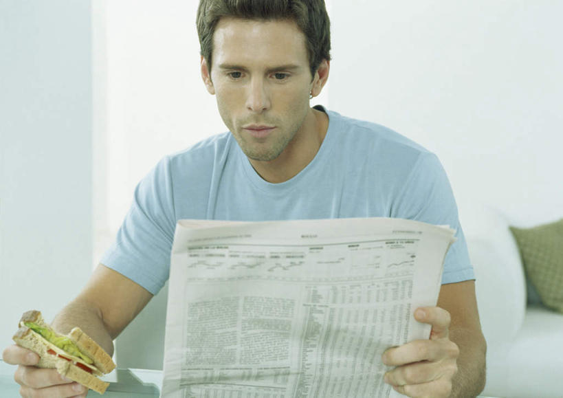 西方人,头发,一个人,客厅,坐,笑,摸,吃,微笑,横图,室内,白天,正面,烹饪,西餐,靠垫,沙发,报纸,欧洲,欧洲人,仅一个男性,仅一个人,一张,抚摸,握,服装,信息,墙,三明治,料理,食品,靠枕,拿,拿着,注视,休闲装,菜肴,美食,墙壁,墙面,食物,仅一个年轻男性,一个,衣服,黄色,蓝色,垫子,枕头,快餐,观察,看,休闲,休闲服,西式,握着,服饰,佳肴,单个,观看,新闻,察看,起居室,关注,布艺沙发,西式快餐,三文治,男人,男性,年轻男性,白种人,触摸,接触,嚼,食,坐着,半身,彩图,报刊