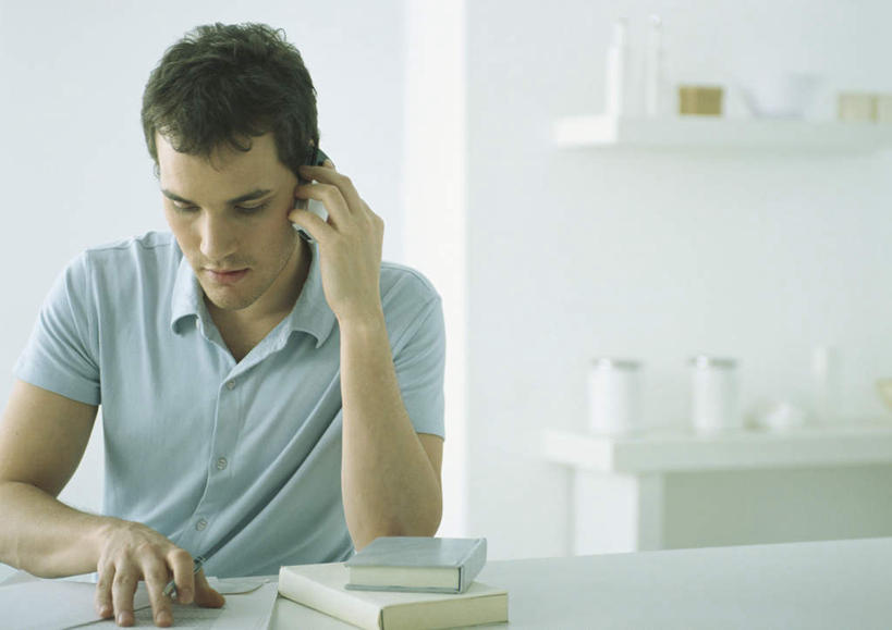 西方人,头发,一个人,客厅,坐,摸,打电话,横图,室内,白天,正面,桌子,电话,手机,书籍,欧洲,欧洲人,仅一个男性,仅一个人,一排,撑,抚摸,握,服装,整齐,笔,罐子,办公桌,办公用品,拿,听,拿着,注视,休闲装,通讯设备,玻璃制品,文具,排列,仅一个年轻男性,一个,衣服,黄色,蓝色,玻璃瓶,瓶子,学习用品,低头,观察,看,休闲,休闲服,握着,服饰,单个,观看,文具用品,一支,察看,起居室,撑着,队列,关注,交流,男人,男性,年轻男性,白种人,书,图书,触摸,沟通,接触,通话,坐着,半身,彩图