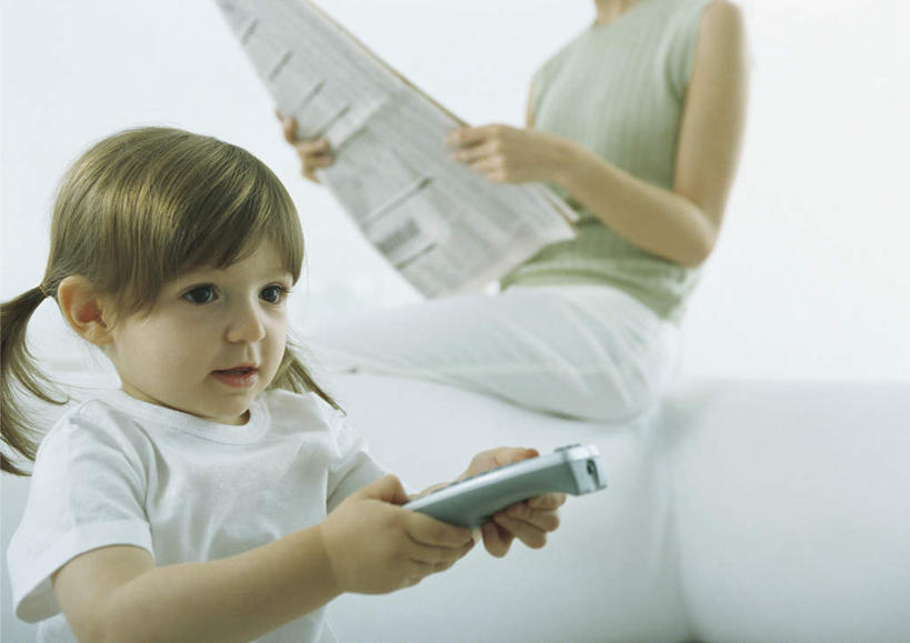 西方人,儿童,头发,两个人,家庭,母亲,女儿,客厅,坐,举,笑,摸,微笑,露齿笑,横图,室内,白天,正面,纯洁,沙发,报纸,欧洲,欧洲人,一张,抚摸,握,服装,信息,拿,拿着,注视,休闲装,一个,小孩,衣服,黄色,白色,遥控器,观察,看,托,休闲,温暖,温馨,母女,一家人,休闲服,可爱,母爱,童年,童趣,握着,服饰,单个,观看,新闻,和睦,察看,起居室,关注,布艺沙发,童真,烂漫,无邪,天真,按键,年轻女性,女孩,女人,女性,白种人,孩子,触摸,接触,举起,举手,举着,向上举,向上伸,向上托,坐着,半身,彩图,融洽,报刊,女生