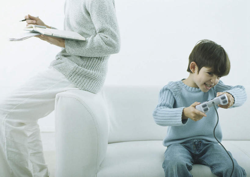 西方人,儿童,头发,两个人,家庭,父亲,儿子,客厅,坐,举,笑,摸,微笑,露齿笑,横图,室内,白天,正面,游戏,纯洁,沙发,书籍,欧洲,欧洲人,抚摸,握,写,服装,笔,墙,办公用品,拿,玩,拿着,注视,休闲装,娱乐,墙壁,墙面,文具,小孩,衣服,黄色,蓝色,学习用品,观察,记录,看,托,休闲,温暖,温馨,父子,一家人,休闲服,父爱,可爱,童年,童趣,握着,服饰,游戏机,观看,活动,文具用品,一支,和睦,察看,起居室,发泄,关注,消遣,智力,布艺沙发,童真,烂漫,无邪,宣泄,天真,男孩,男人,男性,年轻男性,白种人,孩子,书,图书,触摸,接触,举起,举手,举着,玩耍,嬉戏,向上举,向上伸,向上托,坐着,半身,彩图,融洽,男生