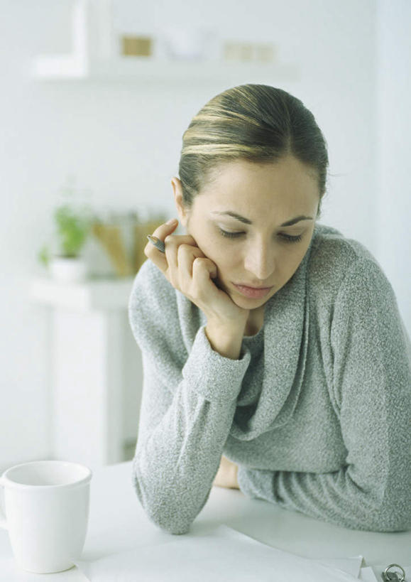 西方人,头发,一个人,客厅,坐,笑,摸,微笑,竖图,室内,白天,正面,毛衣,阅读,桌子,报纸,杯子,欧洲,欧洲人,仅一个年轻女性,仅一个女性,仅一个人,一排,一张,撑,抚摸,学习,整齐,信息,罐子,办公桌,托腮,注视,玻璃制品,排列,一个,黄色,白色,灰色,玻璃瓶,瓶子,水杯,低头,观察,看,托,浏览,单个,观看,新闻,察看,起居室,撑着,队列,关注,托下巴,年轻女性,女人,女性,白种人,茶杯,触摸,接触,坐着,半身,彩图,绒衣,套衫,套头毛衣,线衣,报刊