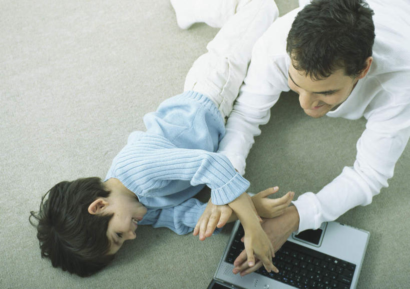 西方人,儿童,头发,两个人,家庭,父亲,儿子,客厅,躺,笑,摸,微笑,露齿笑,横图,俯视,室内,白天,游戏,纯洁,电脑,笔记本电脑,地板,欧洲,欧洲人,抚摸,敲打,服装,网络,地面,玩,注视,休闲装,娱乐,输入,通讯设备,木地板,小孩,衣服,蓝色,白色,黑色,打字,观察,看,趴着,休闲,温暖,温馨,父子,一家人,休闲服,父爱,可爱,童年,童趣,服饰,观看,活动,点击,敲击,和睦,察看,无线,起居室,发泄,关注,消遣,智力,通信设备,无线网络,无线上网,便携式电脑,童真,烂漫,无邪,宣泄,卧着,天真,按键,手提电脑,男孩,男人,男性,年轻男性,白种人,孩子,触摸,接触,趴,躺着,玩耍,卧,嬉戏,半身,彩图,高角度拍摄,融洽,男生