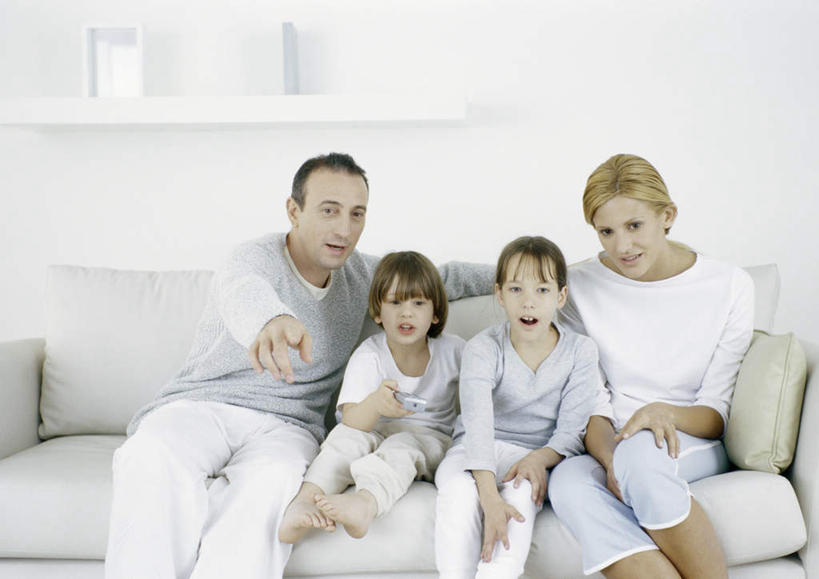 西方人,儿童,头发,四个人,家庭,夫妻,母亲,父亲,女儿,儿子,客厅,坐,笑,摸,微笑,露齿笑,横图,室内,白天,正面,爱情,纯洁,靠垫,沙发,欧洲,欧洲人,一排,抚摸,指,服装,整齐,墙,靠枕,浪漫,依偎,注视,休闲装,方向,墙壁,墙面,排列,小孩,衣服,黄色,蓝色,白色,垫子,枕头,观察,看,靠,靠着,手势,倚靠,张嘴,休闲,温暖,温馨,父子,母女,一家人,休闲服,恩爱,父爱,可爱,母爱,童年,童趣,恋人,服饰,观看,和睦,察看,起居室,喊叫,呼喊,倚着,指向,队列,关注,张大嘴巴,布艺沙发,童真,烂漫,无邪,依附,依赖,投靠,天真,男孩,男人,男性,年轻男性,年轻女性,女孩,女人,女性,白种人,孩子,情侣,张开嘴,触摸,接触,坐着,半身,彩图,伴侣,融洽,男生,女生