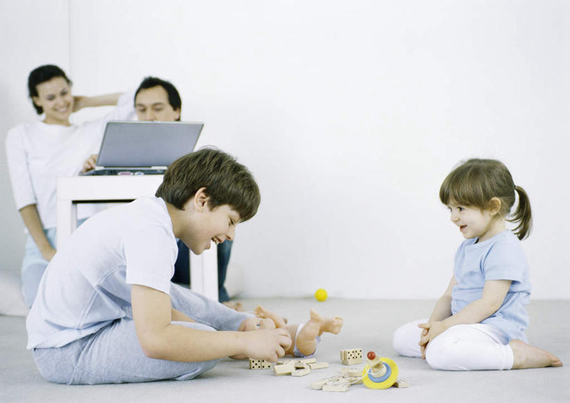 西方人,儿童,头发,四个人,家庭,夫妻,母亲,父亲,女儿,儿子,客厅,坐,举,笑,摸,微笑,露齿笑,横图,室内,白天,正面,爱情,游戏,纯洁,电脑,笔记本电脑,桌子,玩具,欧洲,欧洲人,撑,抚摸,敲打,服装,网络,办公桌,墙,浪漫,玩,休闲装,娱乐,输入,通讯设备,墙壁,墙面,小孩,衣服,黄色,蓝色,打字,托,张嘴,休闲,温暖,温馨,父子,母女,一家人,休闲服,恩爱,父爱,可爱,母爱,童年,童趣,益智,恋人,服饰,活动,点击,敲击,和睦,无线,起居室,撑着,发泄,消遣,智力,通信设备,无线网络,张大嘴巴,无线上网,便携式电脑,童真,烂漫,无邪,宣泄,天真,按键,手提电脑,男孩,男人,男性,年轻男性,年轻女性,女孩,女人,女性,白种人,孩子,情侣,张开嘴,触摸,接触,举起,举手,举着,玩耍,嬉戏,向上举,向上伸,向上托,坐着,半身,彩图,伴侣,融洽,男生,女生