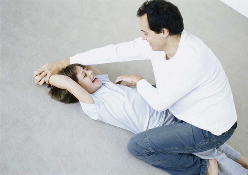 西方人,儿童,头发,家庭,父亲,儿子,坐,躺,举,笑,摸,微笑,露齿笑,横图,俯视,室内,白天,游戏,纯洁,欧洲,欧洲人,抚摸,服装,瓷砖,地砖,地面,玩,注视,休闲装,娱乐,相视,小孩,衣服,黄色,蓝色,白色,观察,看,托,休闲,温暖,温馨,父子,一家人,面对面,休闲服,父爱,可爱,童年,童趣,服饰,观看,活动,对视,和睦,察看,发泄,关注,消遣,智力,相对,童真,烂漫,无邪,相看,宣泄,卧着,天真,男孩,男人,男性,年轻男性,白种人,孩子,年轻人,触摸,接触,举起,举手,举着,躺着,玩耍,卧,嬉戏,向上举,向上伸,向上托,坐着,半身,彩图,高角度拍摄,融洽,男生