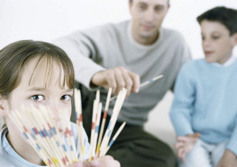 西方人,儿童,头发,家庭,父亲,女儿,儿子,客厅,坐,捧,摸,横图,室内,白天,正面,纯洁,沙发,欧洲,欧洲人,一排,许多,撑,抚摸,服装,朦胧,模糊,整齐,笔,办公用品,注视,休闲装,文具,排列,小孩,衣服,黄色,蓝色,白色,黑色,学习用品,观察,看,靠,靠着,倚靠,休闲,温暖,温馨,父女,父子,一家人,休闲服,父爱,可爱,童年,童趣,服饰,观看,文具用品,和睦,察看,起居室,撑着,倚着,队列,关注,布艺沙发,童真,烂漫,无邪,天真,男孩,男人,男性,年轻男性,女孩,女人,女性,白种人,孩子,年轻人,触摸,端,端着,接触,捧着,手捧,坐着,半身,彩图,融洽,男生,女生