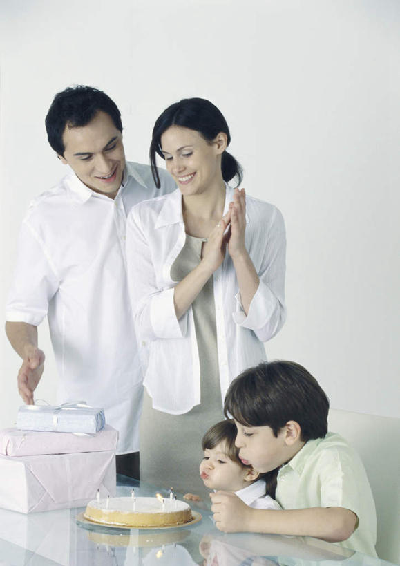 点心,西方人,儿童,头发,四个人,家庭,夫妻,母亲,父亲,女儿,儿子,客厅,站,坐,举,摸,竖图,室内,白天,正面,爱情,生日,下午茶,快乐,兴奋,纯洁,骄傲,成功,胜利,餐桌,桌子,欧洲,欧洲人,一块,撑,抚摸,击掌,服装,纸盒,墙,食品,浪漫,注视,休闲装,墙壁,墙面,盒子,食物,糕点,小孩,衣服,粉色,黄色,黑色,包装盒,吹,低头,观察,看,手势,托,站着,休闲,温暖,温馨,父子,母女,一家人,休闲服,恩爱,父爱,可爱,母爱,童年,童趣,自信,恋人,服饰,餐台,观看,和睦,察看,起居室,撑着,关注,童真,烂漫,无邪,天真,男孩,男人,男性,年轻男性,年轻女性,女孩,女人,女性,白种人,孩子,情侣,触摸,接触,举起,举手,举着,拍手,向上举,向上伸,向上托,站立,坐着,半身,彩图,欢乐,开心,伴侣,融洽,蛋糕,男生,女生