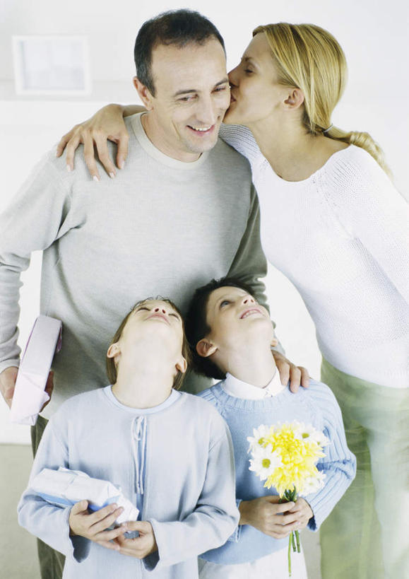 西方人,儿童,头发,四个人,家庭,夫妻,母亲,父亲,女儿,儿子,客厅,站,抱,捧,笑,摸,吻,微笑,露齿笑,竖图,室内,白天,正面,爱情,纯洁,欧洲,欧洲人,抚摸,握,服装,盛开,浪漫,拿,花蕾,拿着,注视,休闲装,花,花瓣,花朵,鲜花,小孩,衣服,黄色,蓝色,白色,黑色,花苞,花蕊,观察,看,站着,一束,休闲,温暖,温馨,父子,母女,一家人,休闲服,恩爱,父爱,可爱,母爱,童年,童趣,握着,恋人,服饰,抱着,观看,和睦,察看,起居室,搂着,关注,童真,烂漫,无邪,天真,男孩,男人,男性,年轻男性,年轻女性,女孩,女人,女性,白种人,孩子,情侣,触摸,端,端着,怀抱,接触,搂,搂抱,捧着,亲,亲吻,手捧,抬头,相抱,仰头,拥抱,站立,半身,彩图,伴侣,融洽,男生,女生