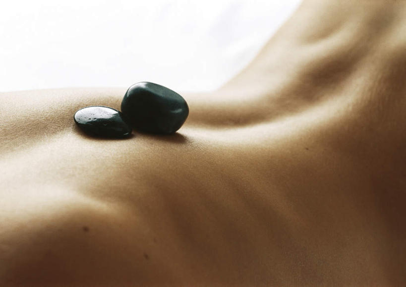 西方人,背部,背,一个人,横图,俯视,室内,白天,石头,欧洲,欧洲人,仅一个年轻女性,仅一个女性,仅一个人,三块,阴影,堆叠,光线,石子,影子,裸露,黑色,阳光,趴着,鹅卵石,赤裸,堆,裸,按摩石,年轻女性,女人,女性,白种人,石块,趴,半身,彩图,高角度拍摄