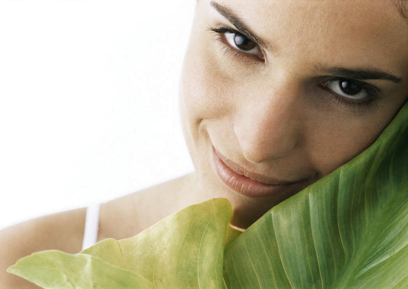 西方人,脸,头,脸颊,一个人,捧,笑,摸,微笑,露齿笑,横图,室内,特写,白天,白色背景,正面,裙子,叶子,欧洲,欧洲人,仅一个年轻女性,仅一个女性,仅一个人,一片,抚摸,条纹,连衣裙,纹路,绿叶,注视,白色,观察,看,嫩叶,贴,摄影,影棚,观看,吊带裙,察看,关注,棕榈叶,年轻女性,女人,女性,白种人,头部,脸部,脸蛋,面部,叶,叶片,叶脉,触摸,端,端着,接触,捧着,手捧,半身,彩图,影棚拍摄,拍摄