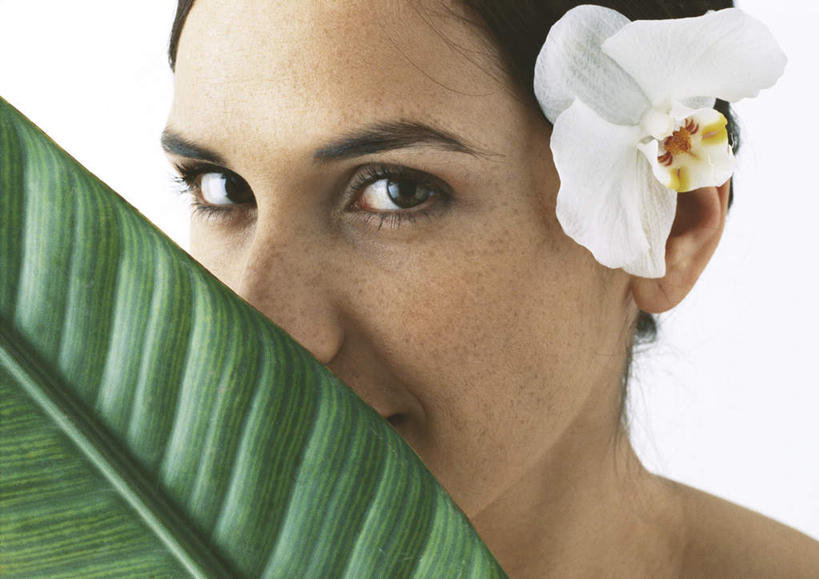 西方人,脸,头,脸颊,头发,一个人,举,笑,摸,微笑,露齿笑,横图,室内,特写,白天,白色背景,正面,叶子,欧洲,欧洲人,仅一个年轻女性,仅一个女性,仅一个人,一片,抚摸,条纹,盛开,纹路,绿叶,花蕾,注视,闻,花,花瓣,花朵,鲜花,一朵,白色,黑色,花苞,花蕊,观察,看,托,嫩叶,摄影,影棚,观看,察看,关注,棕榈叶,兰花,年轻女性,女人,女性,白种人,头部,脸部,脸蛋,面部,叶,叶片,叶脉,触摸,接触,举起,举手,举着,向上举,向上伸,向上托,半身,彩图,影棚拍摄,拍摄