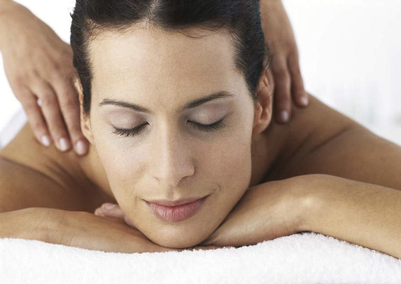 西方人,脸,头,脸颊,头发,两个人,按摩师,闭眼,笑,摸,微笑,露齿笑,横图,室内,特写,白天,正面,按摩,床,靠垫,欧洲,欧洲人,撑,抚摸,床单,靠枕,托腮,被子,裸露,黑色,垫子,枕头,按,趴着,托,单人床,赤裸,被单,托下巴,裸,指压,年轻女性,女人,女性,白种人,头部,脸部,脸蛋,面部,技师,闭眼睛,闭着眼,闭着眼睛,触摸,接触,趴,半身,彩图,推拿