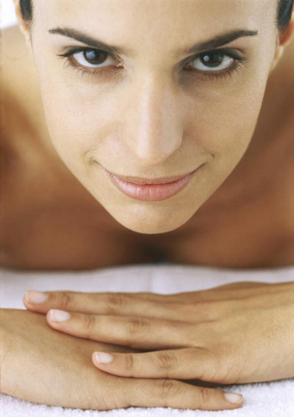 西方人,脸,头,脸颊,头发,一个人,笑,摸,微笑,竖图,室内,特写,白天,正面,床,靠垫,欧洲,欧洲人,仅一个年轻女性,仅一个女性,仅一个人,撑,抚摸,床单,靠枕,注视,被子,裸露,黑色,垫子,枕头,观察,看,趴着,单人床,赤裸,观看,察看,撑着,被单,关注,裸,年轻女性,女人,女性,白种人,头部,脸部,脸蛋,面部,触摸,接触,趴,半身,彩图