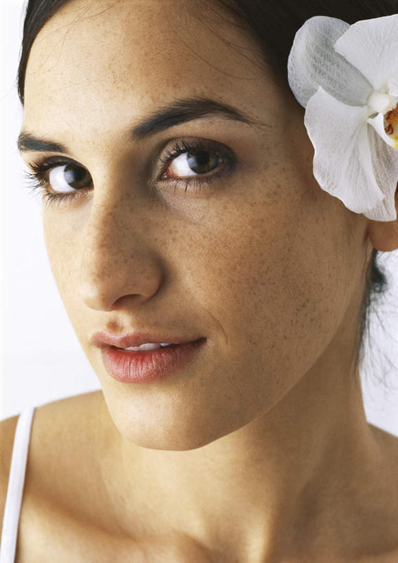 西方人,脸,头,脸颊,头发,一个人,笑,微笑,露齿笑,竖图,室内,特写,白天,白色背景,正面,裙子,欧洲,欧洲人,仅一个年轻女性,仅一个女性,仅一个人,阴影,连衣裙,盛开,光线,影子,花蕾,注视,花,花瓣,花朵,鲜花,一朵,黑色,阳光,花苞,花蕊,观察,看,转头,摄影,影棚,观看,吊带裙,察看,关注,兰花,年轻女性,女人,女性,白种人,头部,脸部,脸蛋,面部,半身,彩图,影棚拍摄,拍摄