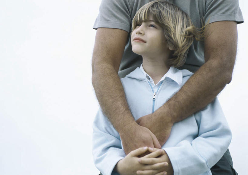 西方人,儿童,头发,两个人,家庭,父亲,儿子,站,握手,笑,摸,微笑,露齿笑,横图,室外,白天,正面,纯洁,欧洲,欧洲人,抚摸,阴影,服装,光线,影子,云,云朵,云彩,依偎,注视,休闲装,小孩,衣服,黄色,蓝色,白云,蓝天,天空,阳光,天,观察,看,靠,靠着,倚靠,站着,转头,休闲,温暖,温馨,父子,一家人,休闲服,父爱,可爱,童年,童趣,服饰,观看,和睦,察看,倚着,关注,童真,烂漫,无邪,依附,依赖,投靠,天真,男孩,男人,男性,年轻男性,白种人,孩子,年轻人,触摸,接触,拉手,手拉手,手握手,站立,半身,彩图,融洽,男生