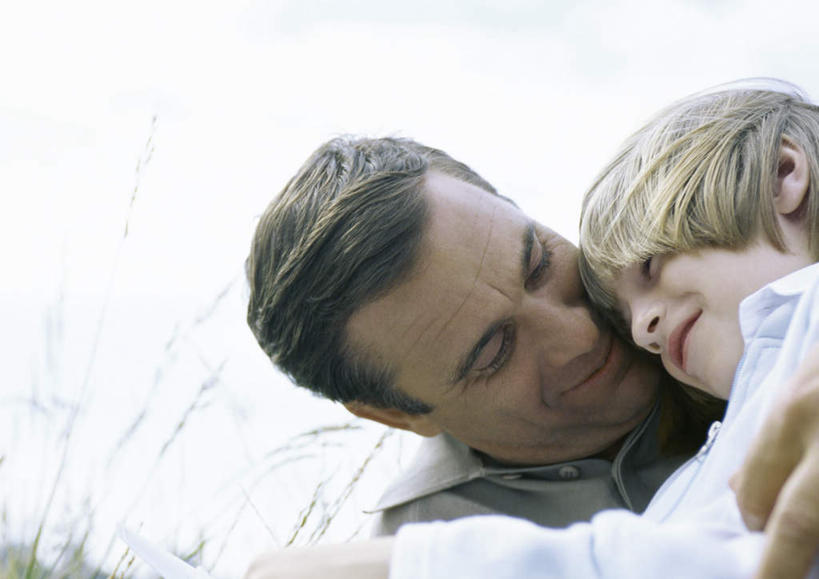 西方人,儿童,头发,两个人,家庭,父亲,儿子,抱,笑,摸,微笑,露齿笑,横图,室外,白天,正面,旅游,度假,纯洁,草地,草坪,植物,欧洲,欧洲人,抚摸,阴影,服装,光线,影子,云,云朵,云彩,注视,休闲装,娱乐,草,小孩,衣服,黄色,蓝色,绿色,黑色,白云,蓝天,天空,阳光,天,低头,观察,看,享受,休闲,温暖,温馨,父子,一家人,休闲服,放松,父爱,可爱,童年,童趣,服饰,抱着,观看,和睦,察看,搂着,关注,童真,烂漫,无邪,天真,男孩,男人,男性,年轻男性,白种人,孩子,年轻人,触摸,怀抱,接触,搂,搂抱,相抱,拥抱,半身,彩图,融洽,男生