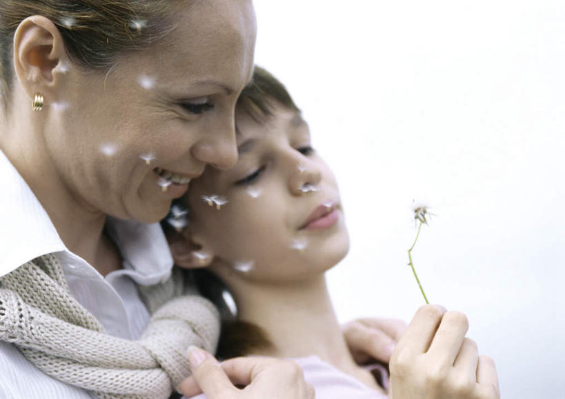 西方人,儿童,两个人,家庭,母亲,儿子,抱,笑,微笑,露齿笑,横图,室外,白天,侧面,旅游,度假,纯洁,蒲公英,欧洲,欧洲人,一条,阴影,服装,盛开,光线,影子,云,云朵,花蕾,云彩,依偎,注视,休闲装,娱乐,花,花瓣,花朵,鲜花,一朵,小孩,衣服,蓝色,白色,白云,蓝天,天空,阳光,围巾,天,花苞,花蕊,吹,观察,看,靠,靠着,倚靠,享受,休闲,温暖,温馨,母子,一家人,休闲服,放松,可爱,母爱,童年,童趣,服饰,抱着,观看,和睦,察看,搂着,倚着,关注,童真,烂漫,无邪,依附,依赖,投靠,天真,男孩,年轻女性,女人,女性,白种人,孩子,年轻人,蒲公草,尿床草,怀抱,搂,搂抱,相抱,拥抱,半身,彩图,融洽,男生