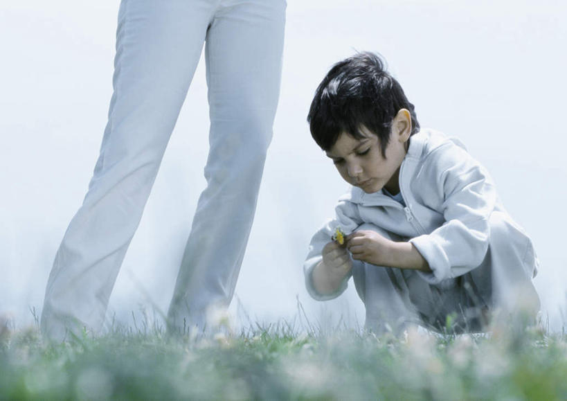 西方人,儿童,头发,两个人,家庭,父亲,儿子,站,坐,笑,摸,微笑,露齿笑,横图,室外,白天,正面,旅游,度假,纯洁,草地,草坪,植物,欧洲,欧洲人,抚摸,握,阴影,服装,光线,影子,云,云朵,拿,云彩,拿着,注视,休闲装,娱乐,草,小孩,衣服,蓝色,绿色,黑色,白云,蓝天,天空,阳光,天,低头,观察,看,站着,享受,休闲,温暖,温馨,父子,一家人,休闲服,放松,父爱,可爱,童年,童趣,握着,服饰,观看,和睦,察看,关注,童真,烂漫,无邪,天真,男孩,男人,男性,年轻男性,白种人,孩子,年轻人,触摸,接触,站立,坐着,半身,彩图,融洽,男生