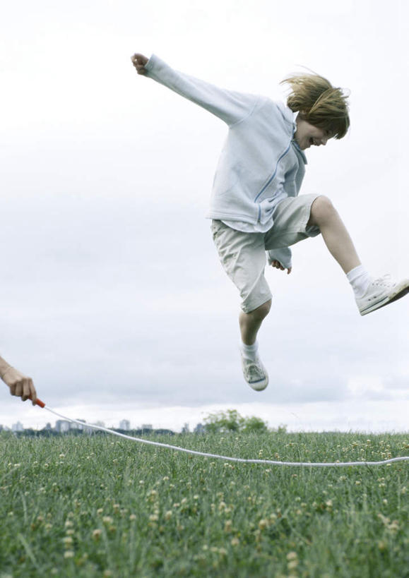 西方人,儿童,头发,一个人,跳,伸展双臂,竖图,室外,白天,正面,旅游,度假,纯洁,草地,草坪,植物,欧洲,欧洲人,仅一个男性,仅一个人,一根,阴影,服装,光线,影子,云,云朵,半空,云彩,注视,休闲装,娱乐,草,小孩,衣服,黄色,蓝色,绿色,白云,蓝天,天空,阳光,绳子,天,低头,观察,看,张嘴,仅一个小孩,享受,休闲,休闲服,放松,可爱,童年,童趣,服饰,观看,绳索,察看,喊叫,呼喊,关注,张大嘴巴,童真,烂漫,无邪,天真,男孩,男人,男性,白种人,孩子,张开嘴,敞开双臂,伸开双臂,跳跃,展开双肩,张开手臂,张开双臂,彩图,全身,男生