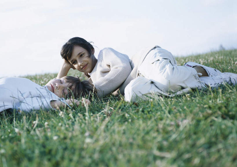 西方人,儿童,头发,两个人,家庭,伙伴,朋友,躺,闭眼,摸,睡,横图,室外,白天,正面,旅游,度假,友谊,纯洁,草地,草坪,植物,欧洲,欧洲人,撑,抚摸,阴影,服装,光线,影子,云,云朵,云彩,托腮,注视,休闲装,娱乐,草,小孩,衣服,蓝色,绿色,黑色,白云,蓝天,天空,阳光,天,观察,看,靠,靠着,托,倚靠,享受,休闲,温暖,温馨,一家人,休闲服,放松,可爱,童年,童趣,服饰,观看,和睦,察看,撑着,倚着,关注,托下巴,童真,烂漫,无邪,卧着,天真,友情,男孩,男人,男性,女孩,女人,女性,白种人,闭眼睛,闭着眼,闭着眼睛,触摸,接触,困,困觉,寝息,睡觉,躺着,卧,半身,彩图,融洽,男生,女生