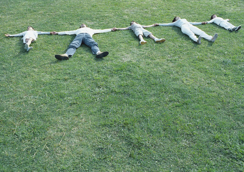 西方人,儿童,家庭,夫妻,母亲,父亲,女儿,儿子,躺,握手,摸,横图,俯视,室外,白天,爱情,旅游,度假,纯洁,草地,草坪,植物,欧洲,欧洲人,五个人,一排,抚摸,阴影,服装,整齐,光线,影子,许多人,浪漫,休闲装,娱乐,草,排列,小孩,衣服,蓝色,绿色,白色,阳光,一群人,享受,休闲,温暖,温馨,父子,母女,一家人,休闲服,恩爱,放松,父爱,可爱,母爱,童年,童趣,恋人,服饰,和睦,队列,童真,烂漫,无邪,卧着,天真,男孩,男人,男性,年轻男性,年轻女性,女孩,女人,女性,白种人,情侣,触摸,接触,拉手,手拉手,手握手,躺着,卧,彩图,高角度拍摄,全身,伴侣,融洽,男生,女生