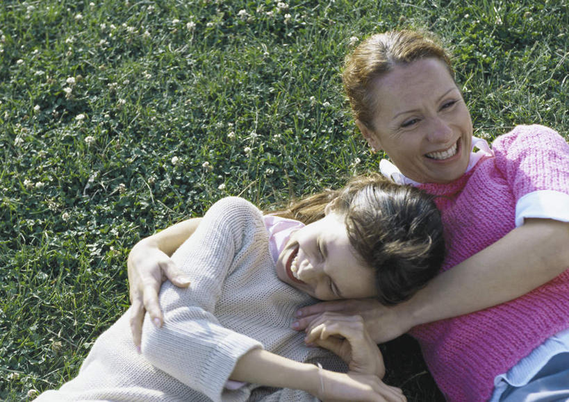 西方人,儿童,头发,两个人,家庭,母亲,女儿,躺,闭眼,笑,微笑,露齿笑,横图,俯视,室外,白天,旅游,度假,纯洁,草地,草坪,植物,欧洲,欧洲人,阴影,服装,光线,影子,依偎,注视,休闲装,娱乐,草,小孩,衣服,粉色,黄色,绿色,白色,阳光,低头,观察,看,靠,靠着,倚靠,享受,休闲,温暖,温馨,母女,一家人,休闲服,放松,可爱,母爱,童年,童趣,服饰,观看,和睦,察看,倚着,关注,童真,烂漫,无邪,依附,依赖,投靠,卧着,天真,年轻女性,女孩,女人,女性,白种人,孩子,年轻人,闭眼睛,闭着眼,闭着眼睛,躺着,卧,半身,彩图,高角度拍摄,融洽,女生