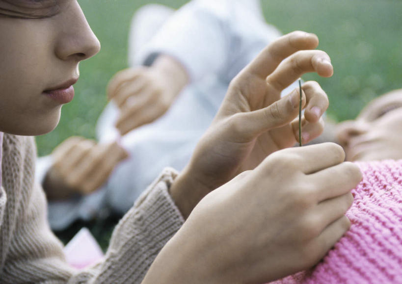 西方人,儿童,头发,三个人,家庭,伙伴,朋友,躺,闭眼,笑,摸,微笑,露齿笑,横图,室外,特写,白天,正面,旅游,度假,友谊,纯洁,草地,草坪,植物,欧洲,欧洲人,抚摸,握,阴影,服装,朦胧,模糊,光线,影子,拿,拿着,注视,休闲装,娱乐,草,小孩,衣服,粉色,黄色,蓝色,绿色,阳光,低头,观察,看,趴着,享受,休闲,温暖,温馨,一家人,休闲服,放松,可爱,童年,童趣,握着,服饰,观看,和睦,察看,关注,童真,烂漫,无邪,卧着,天真,友情,男孩,男人,男性,女孩,女人,女性,白种人,闭眼睛,闭着眼,闭着眼睛,触摸,接触,趴,躺着,卧,半身,彩图,融洽,男生,女生