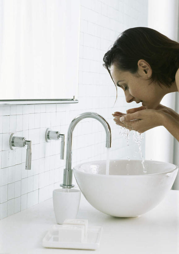 西方人,头发,一个人,站,举,闭眼,捧,笑,摸,微笑,竖图,室内,白天,侧面,水,镜子,卫生间,浴室,欧洲,欧洲人,仅一个年轻女性,仅一个女性,仅一个人,抚摸,阴影,光线,水龙头,液体,影子,墙,水池,水滴,墙壁,墙面,两个,黑色,阳光,低头,托,站着,镜像,镜面,年轻女性,女人,女性,白种人,淋浴房,闭眼睛,闭着眼,闭着眼睛,触摸,端,端着,接触,举起,举手,举着,捧着,手捧,向上举,向上伸,向上托,站立,半身,彩图,冲凉房,沐浴间,沐浴室