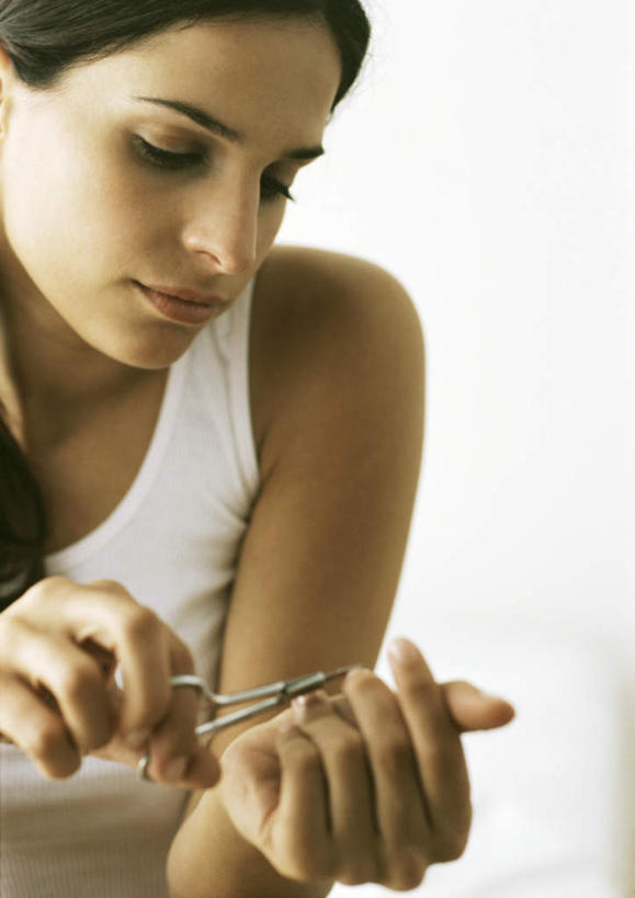 西方人,头发,一个人,摸,竖图,俯视,室内,白天,裙子,床,卧室,欧洲,欧洲人,仅一个年轻女性,仅一个女性,仅一个人,一把,抚摸,握,修剪,阴影,连衣裙,光线,工具,剪刀,影子,床单,拿,拿着,注视,被子,白色,黑色,阳光,低头,观察,看,趴着,握着,单人床,观看,吊带裙,裁剪,察看,剪子,剪裁,切割,被单,关注,年轻女性,女人,女性,白种人,触摸,接触,趴,半身,彩图,高角度拍摄,睡房,卧房