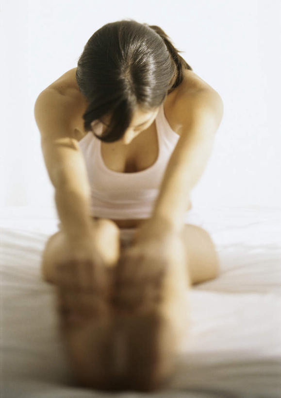 西方人,头发,一个人,坐,摸,竖图,室内,白天,正面,床,卧室,欧洲,欧洲人,仅一个年轻女性,仅一个女性,仅一个人,抚摸,弯腰,阴影,内衣,光线,影子,床单,被子,白色,黑色,阳光,低头,单人床,被单,弯身,年轻女性,女人,女性,白种人,触摸,接触,坐着,彩图,全身,睡房,卧房