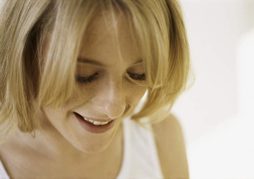 西方人,脸,头,脸颊,头发,一个人,站,笑,微笑,露齿笑,横图,室内,特写,白天,正面,欧洲,欧洲人,仅一个年轻女性,仅一个女性,仅一个人,阴影,光线,影子,墙,注视,墙壁,墙面,黄色,阳光,低头,观察,看,站着,观看,察看,关注,年轻女性,女人,女性,白种人,头部,长发,脸部,脸蛋,面部,站立,半身,彩图