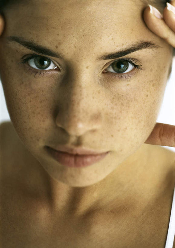 西方人,脸,头,脸颊,头发,一个人,举,笑,摸,微笑,竖图,室内,特写,白天,正面,吊带,欧洲,欧洲人,仅一个年轻女性,仅一个女性,仅一个人,抚摸,服装,墙,注视,吊带衫,墙壁,墙面,衣服,白色,黑色,按,观察,看,托,服饰,观看,察看,衣着,化妆间,穿着,关注,衣饰,年轻女性,女人,女性,白种人,头部,脸部,脸蛋,面部,触摸,接触,举起,举手,举着,向上举,向上伸,向上托,半身,彩图