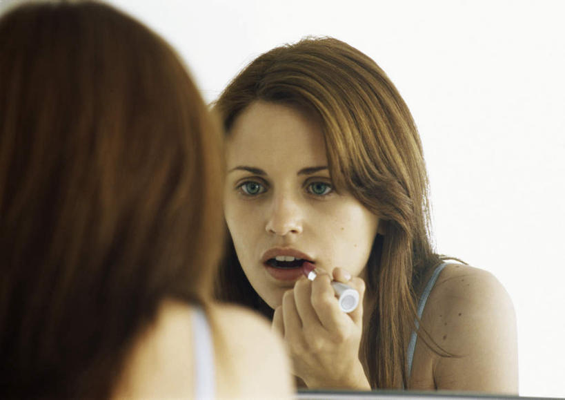 西方人,头发,一个人,站,笑,微笑,露齿笑,横图,室内,白天,化妆,美容,镜子,吊带,欧洲,欧洲人,仅一个年轻女性,仅一个女性,仅一个人,握,服装,反射,墙,拿,拿着,涂抹,注视,吊带衫,墙壁,墙面,背面,衣服,黄色,白色,口红,观察,看,站着,张嘴,握着,服饰,观看,一支,镜像,察看,梳妆镜,衣着,镜面,化妆间,穿着,关注,张大嘴巴,光学,衣饰,年轻女性,女人,女性,白种人,张开嘴,站立,半身,彩图