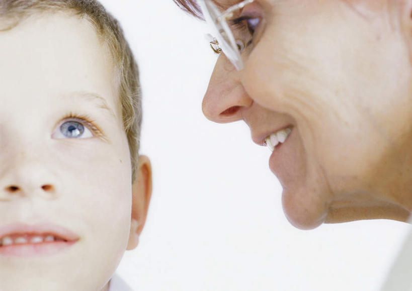 西方人,儿童,老年人,脸,头,脸颊,头发,两个人,家庭,祖母,站,笑,微笑,露齿笑,横图,室内,白天,正面,纯洁,欧洲,欧洲人,一副,阴影,光线,眼镜,影子,墙,注视,墙壁,墙面,小孩,黄色,阳光,观察,看,站着,转头,温暖,温馨,一家人,可爱,童年,童趣,奶奶,观看,祖孙,和睦,察看,关注,近视眼镜,童真,烂漫,无邪,外婆,外祖母,外孙,外孙子,天真,老年女性,男孩,女人,女性,白种人,孩子,头部,脸部,脸蛋,面部,孙子,站立,半身,彩图,融洽,男生