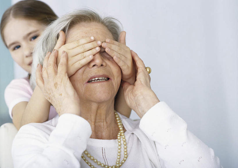 西方人,儿童,老年人,头发,两个人,家庭,祖母,坐,举,笑,摸,微笑,露齿笑,横图,室内,白天,正面,纯洁,项链,欧洲,欧洲人,一根,抚摸,服装,墙,注视,休闲装,墙壁,墙面,小孩,衣服,黄色,白色,观察,看,托,休闲,温暖,温馨,一家人,休闲服,金色,可爱,童年,童趣,遮,遮掩,服饰,奶奶,观看,祖孙,和睦,察看,掩盖,遮挡,关注,童真,烂漫,无邪,遮盖,外婆,外孙女,外祖母,掩饰,天真,老年女性,女孩,女人,女性,白种人,孩子,孙女,触摸,接触,举起,举手,举着,向上举,向上伸,向上托,坐着,半身,彩图,融洽,女生