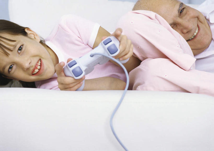 西方人,儿童,老年人,头发,两个人,家庭,祖父,躺,笑,微笑,露齿笑,横图,室内,白天,侧面,游戏,纯洁,沙发,欧洲,欧洲人,握,服装,拿,玩,拿着,依偎,注视,休闲装,娱乐,一个,小孩,衣服,粉色,黑色,观察,看,靠,靠着,倚靠,休闲,温暖,温馨,一家人,休闲服,可爱,童年,童趣,握着,服饰,游戏机,爷爷,单个,观看,活动,祖孙,和睦,察看,倚着,发泄,关注,消遣,智力,布艺沙发,童真,烂漫,无邪,外孙女,外公,外祖父,外孙,外孙子,宣泄,依附,依赖,投靠,卧着,天真,按键,老年男性,男孩,男人,男性,女孩,女人,女性,白种人,孩子,孙女,孙子,躺着,玩耍,卧,嬉戏,半身,彩图,融洽,男生,女生