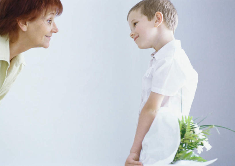 西方人,儿童,老年人,头发,两个人,家庭,祖母,站,捧,笑,微笑,露齿笑,横图,室内,白天,侧面,纯洁,欧洲,欧洲人,阴影,盛开,光线,影子,墙,花蕾,注视,相视,墙壁,墙面,花,花瓣,花朵,鲜花,小孩,黄色,白色,阳光,花苞,花蕊,观察,看,站着,一束,温暖,温馨,一家人,面对面,可爱,童年,童趣,奶奶,观看,祖孙,对视,和睦,察看,关注,相对,童真,烂漫,无邪,外婆,外祖母,外孙,相看,外孙子,天真,老年女性,男孩,女人,女性,白种人,孩子,孙子,端,端着,捧着,手捧,站立,半身,彩图,融洽,男生