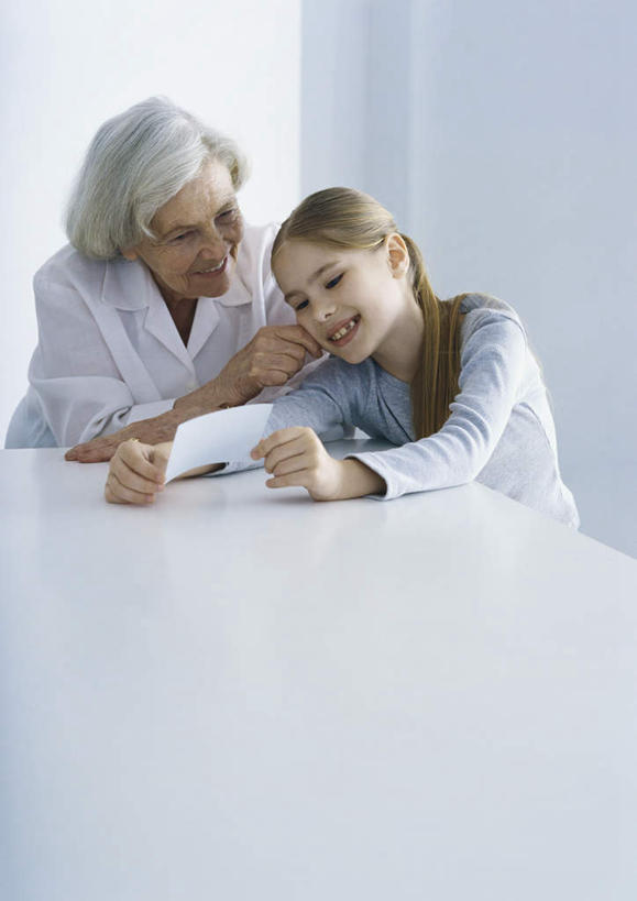 西方人,儿童,老年人,头发,两个人,家庭,祖母,坐,摸,竖图,照片,室内,白天,正面,纯洁,桌子,欧洲,欧洲人,一张,撑,抚摸,握,阴影,光线,影子,办公桌,墙,拿,拿着,注视,墙壁,墙面,小孩,黄色,阳光,观察,看,转头,温暖,温馨,一家人,可爱,童年,童趣,握着,摄影,奶奶,观看,祖孙,和睦,察看,撑着,关注,童真,烂漫,无邪,外婆,外孙女,外祖母,天真,老年女性,女孩,女人,女性,白种人,孩子,孙女,相片,触摸,接触,坐着,半身,彩图,拍摄,照相,融洽,女生