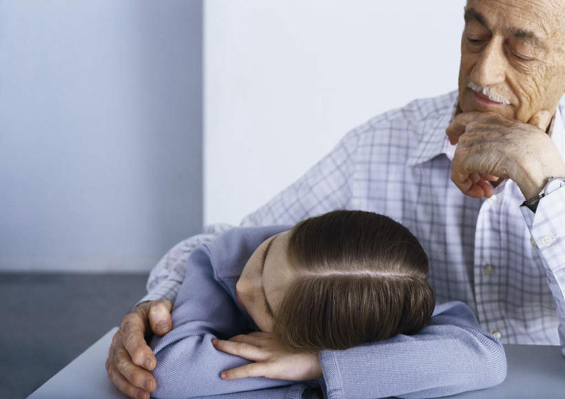 西方人,儿童,老年人,头发,两个人,家庭,祖父,坐,闭眼,抱,摸,横图,室内,白天,正面,纯洁,桌面,桌子,欧洲,欧洲人,撑,抚摸,阴影,光线,木制,影子,墙,托腮,注视,墙壁,墙面,小孩,黄色,阳光,木制品,观察,看,趴着,托,转头,温暖,温馨,一家人,可爱,童年,童趣,爷爷,抱着,观看,祖孙,和睦,察看,搂着,关注,托下巴,童真,烂漫,无邪,外孙女,外公,外祖父,外孙,外孙子,天真,老年男性,男孩,男人,男性,女孩,女人,女性,白种人,孩子,孙女,孙子,闭眼睛,闭着眼,闭着眼睛,触摸,接触,搂,趴,坐着,半身,彩图,融洽,男生,女生