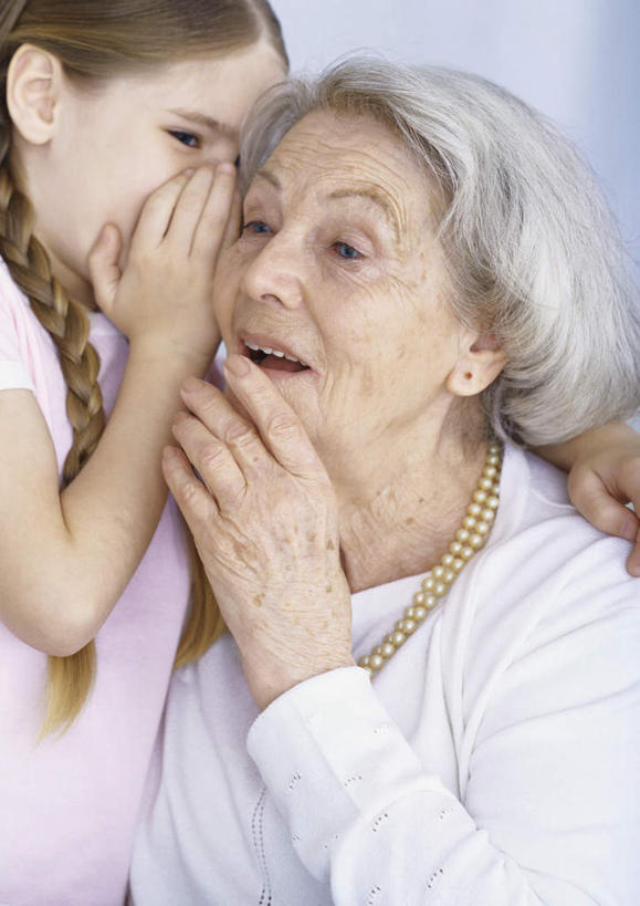 西方人,儿童,老年人,头发,两个人,家庭,祖母,站,坐,举,笑,摸,说,微笑,露齿笑,竖图,室内,特写,白天,正面,讨论,纯洁,欧洲,欧洲人,抚摸,阴影,服装,光线,影子,墙,注视,休闲装,墙壁,墙面,小孩,衣服,粉色,白色,阳光,低头,观察,看,托,站着,休闲,温暖,温馨,一家人,休闲服,可爱,童年,童趣,遮,遮掩,服饰,奶奶,观看,祖孙,和睦,察看,掩盖,遮挡,关注,童真,烂漫,无邪,遮盖,外婆,外孙女,外祖母,掩饰,交流,天真,老年女性,女孩,女人,女性,白种人,孩子,孙女,触摸,沟通,讲话,交谈,接触,举起,举手,举着,商讨,说话,谈话,向上举,向上伸,向上托,站立,坐着,半身,彩图,融洽,女生