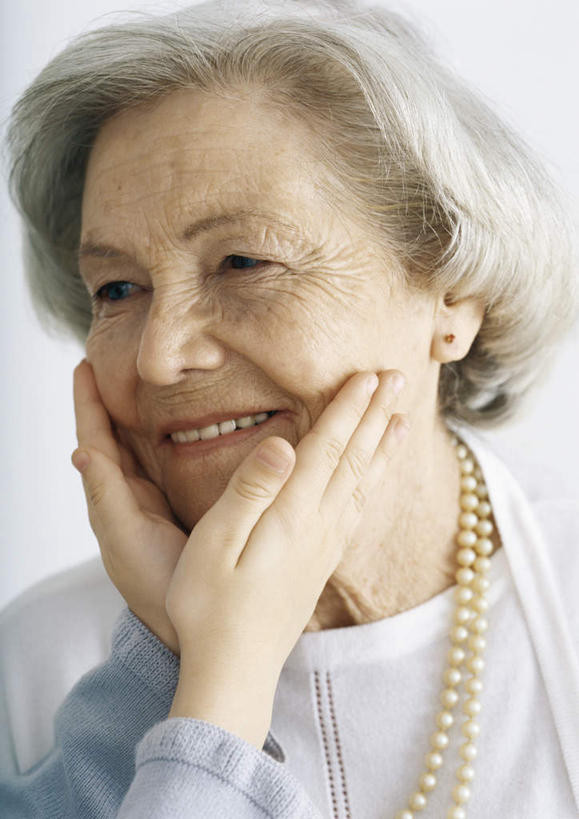 西方人,儿童,老年人,头发,两个人,家庭,祖父,站,笑,摸,微笑,露齿笑,竖图,室内,特写,白天,正面,纯洁,项链,欧洲,欧洲人,撑,抚摸,服装,墙,托腮,注视,休闲装,墙壁,墙面,一个,小孩,衣服,蓝色,白色,观察,看,托,站着,休闲,温暖,温馨,一家人,休闲服,可爱,童年,童趣,服饰,爷爷,单个,观看,祖孙,和睦,察看,关注,托下巴,童真,烂漫,无邪,外孙女,外公,外祖父,天真,老年男性,男人,男性,女孩,白种人,孩子,孙女,触摸,接触,站立,半身,彩图,融洽,女生